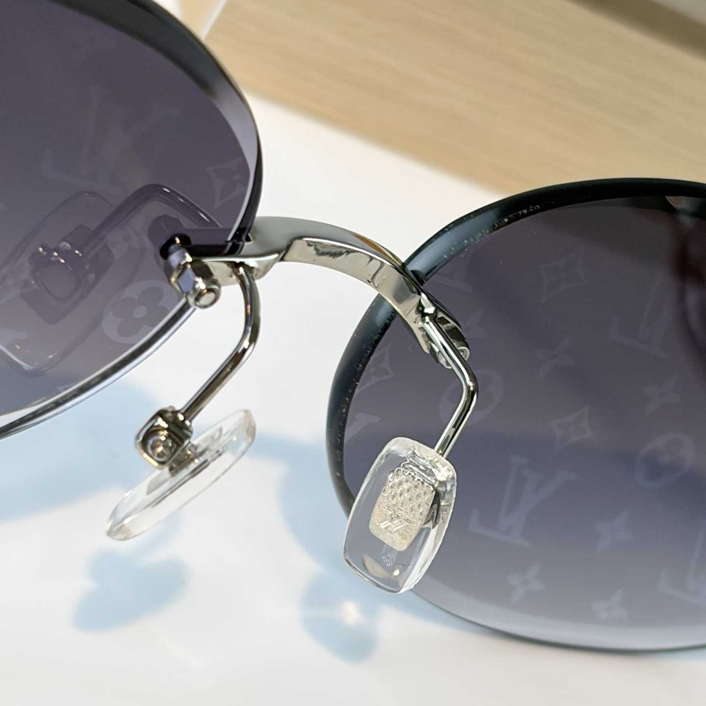Louis Vuitton Z3166U Sunglasses    - DesignerGu