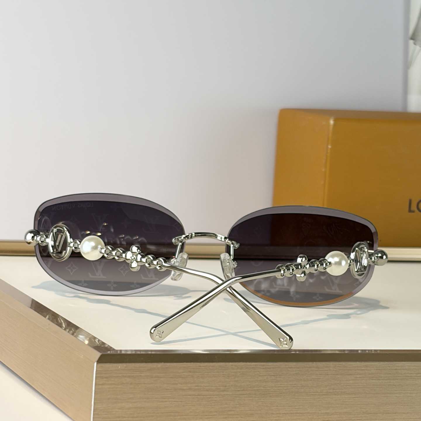 Louis Vuitton Z3166U Sunglasses    - DesignerGu