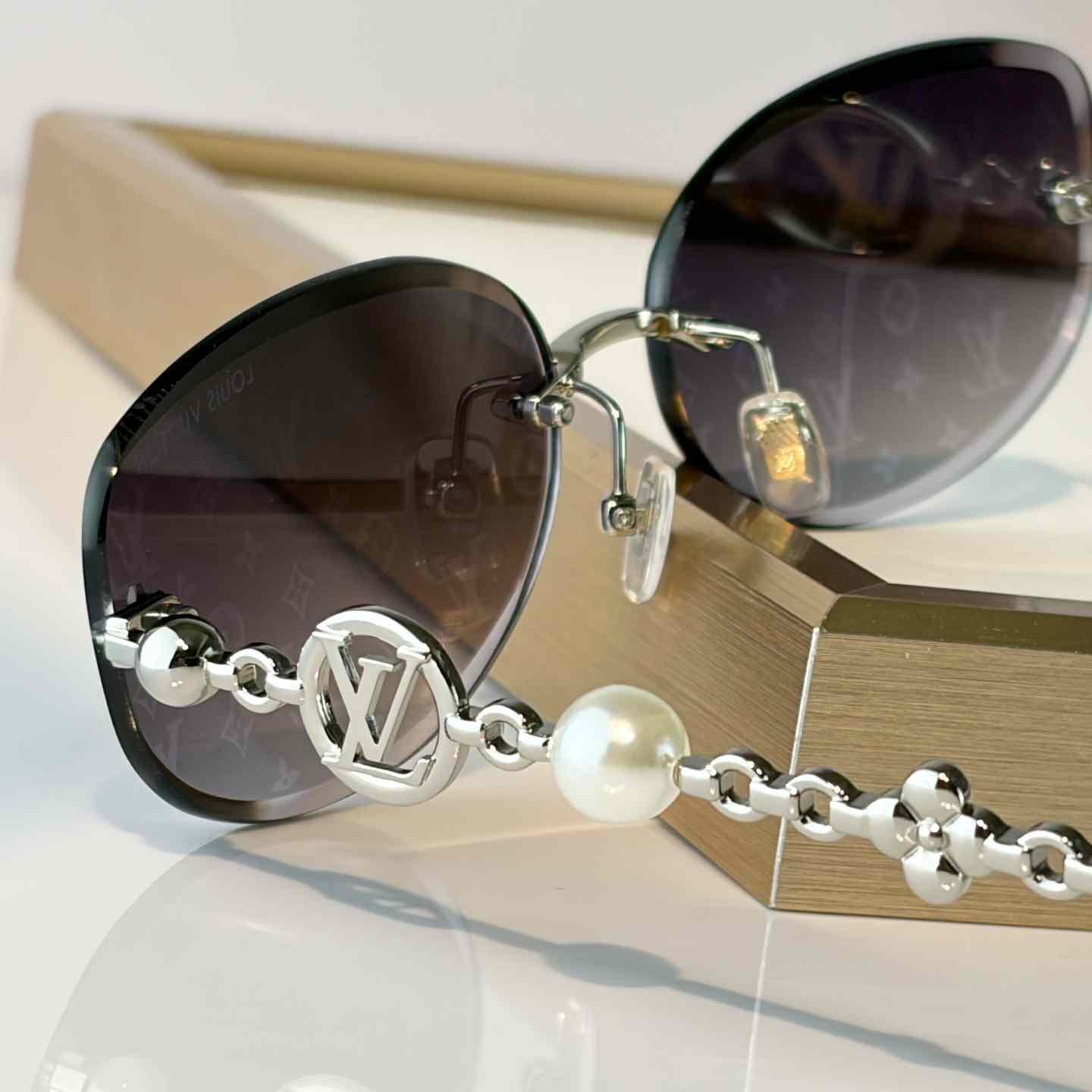Louis Vuitton Z3166U Sunglasses    - DesignerGu