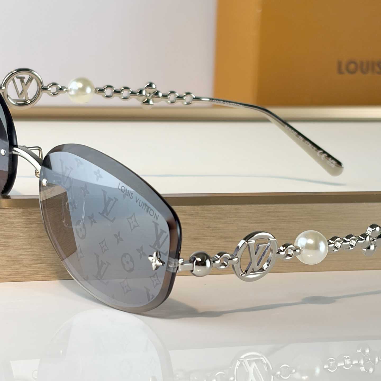 Louis Vuitton Z3166U Sunglasses    - DesignerGu