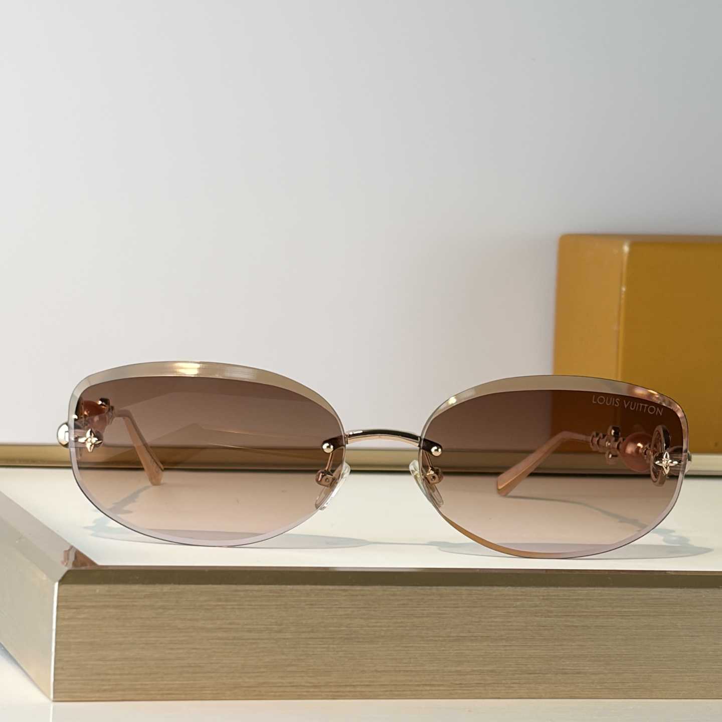 Louis Vuitton Z3166U Sunglasses    - DesignerGu