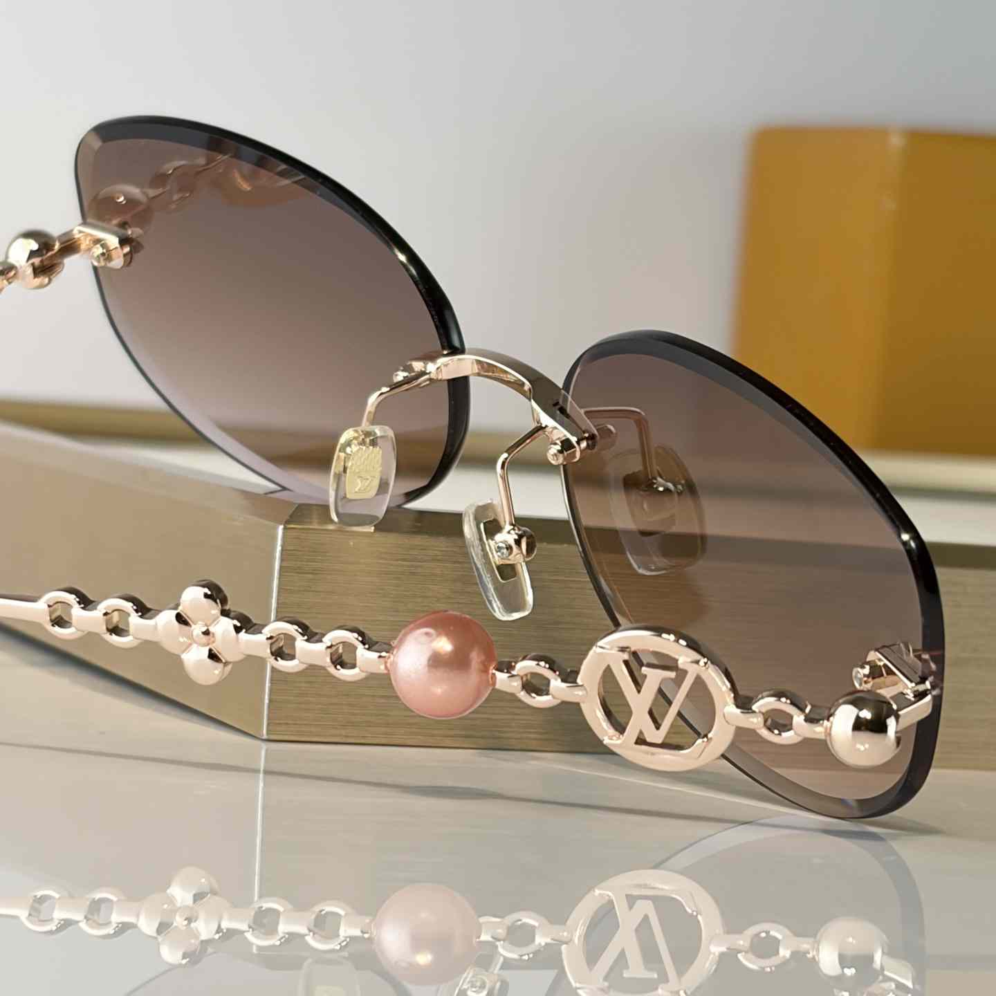Louis Vuitton Z3166U Sunglasses    - DesignerGu