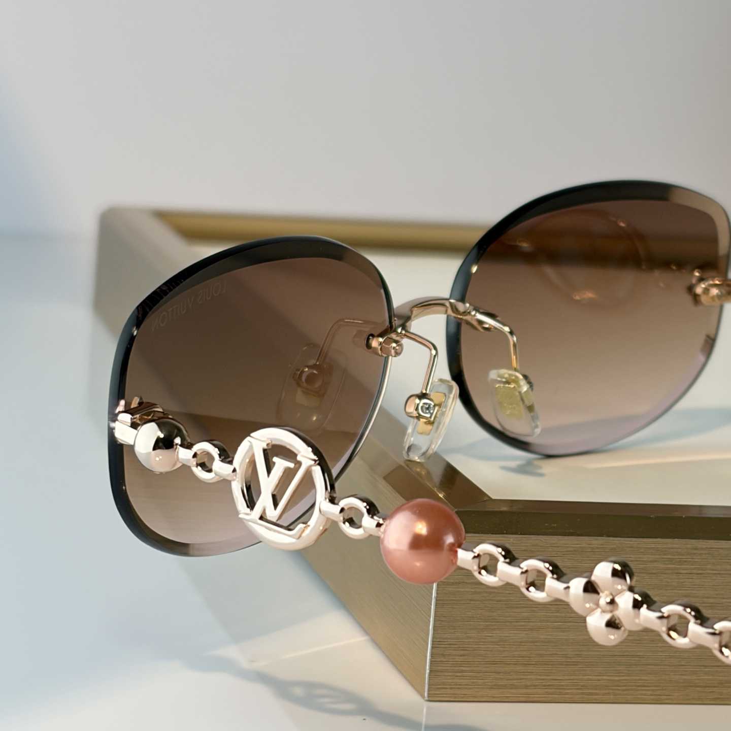 Louis Vuitton Z3166U Sunglasses    - DesignerGu