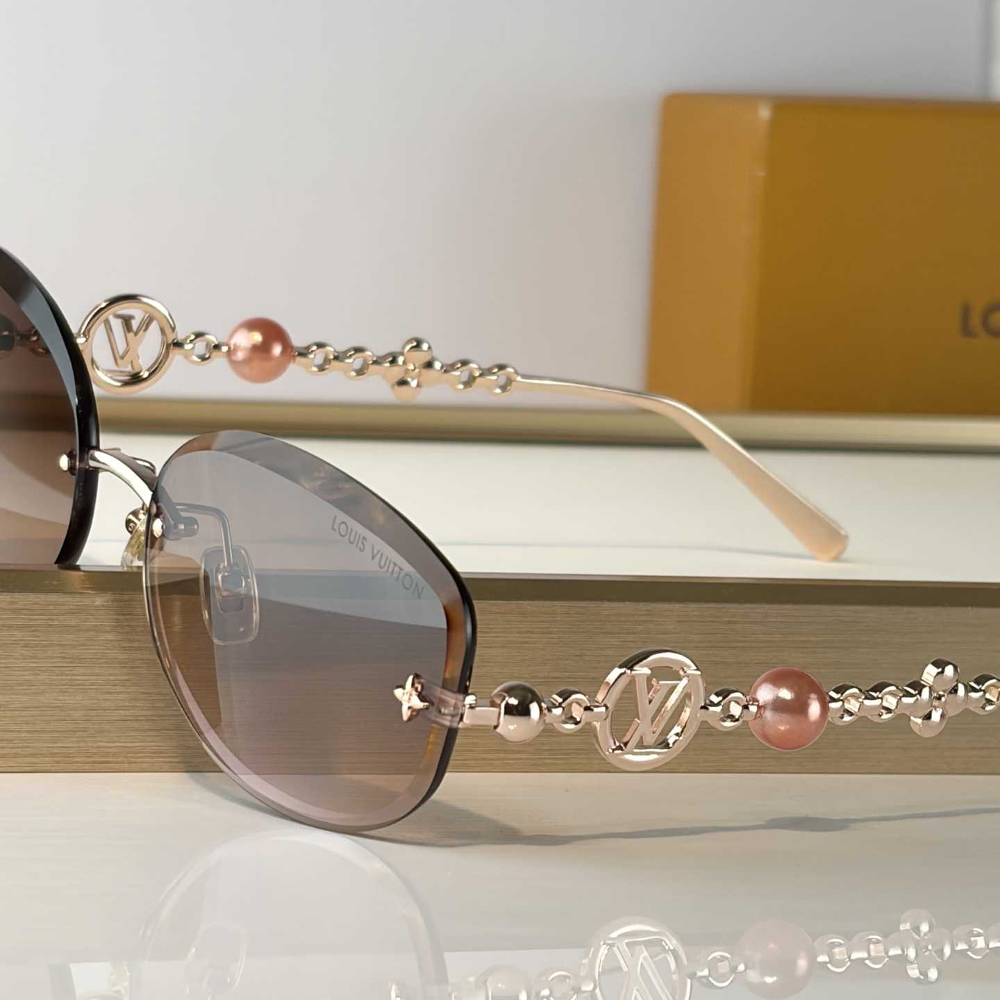 Louis Vuitton Z3166U Sunglasses    - DesignerGu