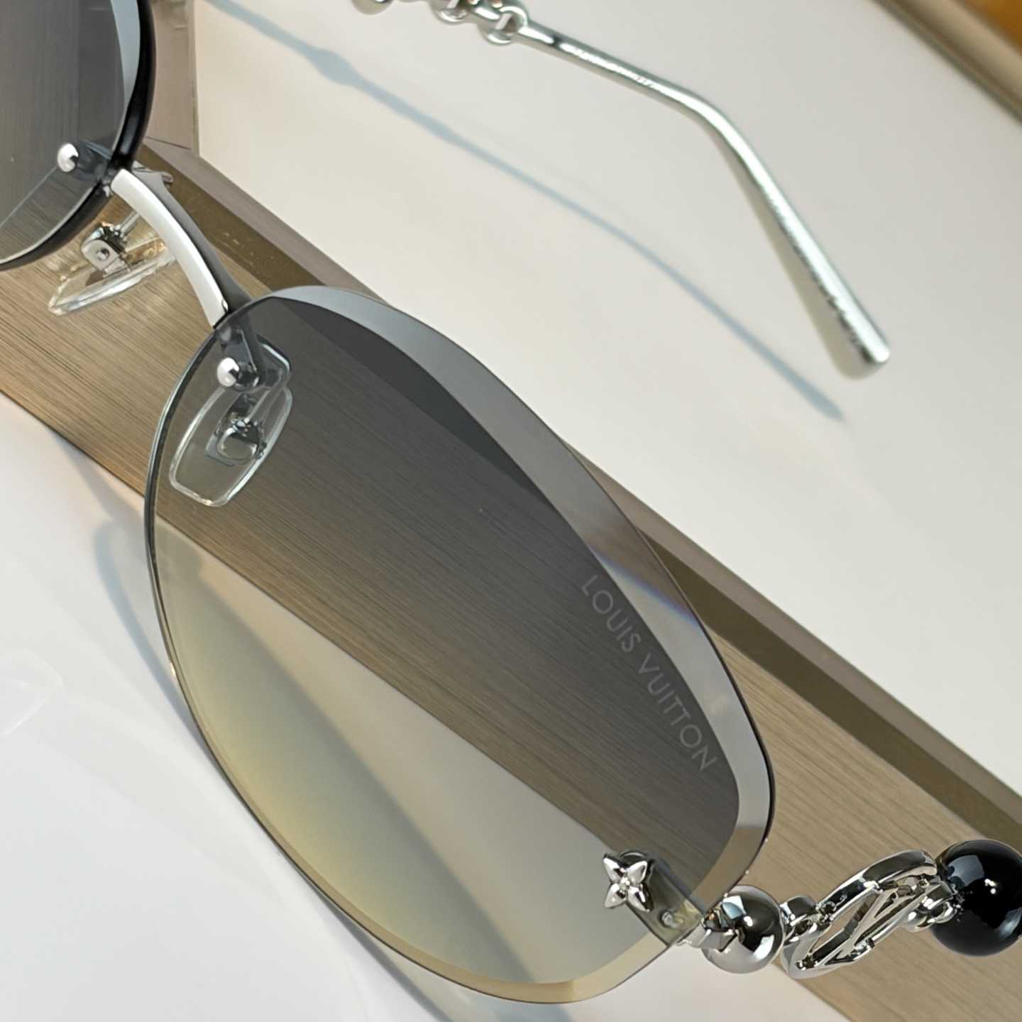 Louis Vuitton Z3166U Sunglasses    - DesignerGu