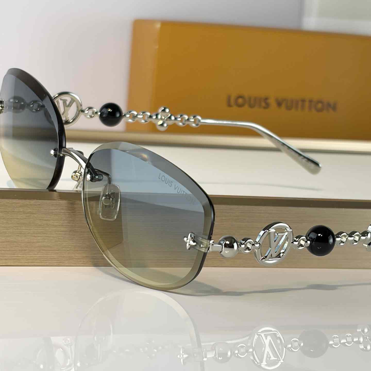 Louis Vuitton Z3166U Sunglasses    - DesignerGu