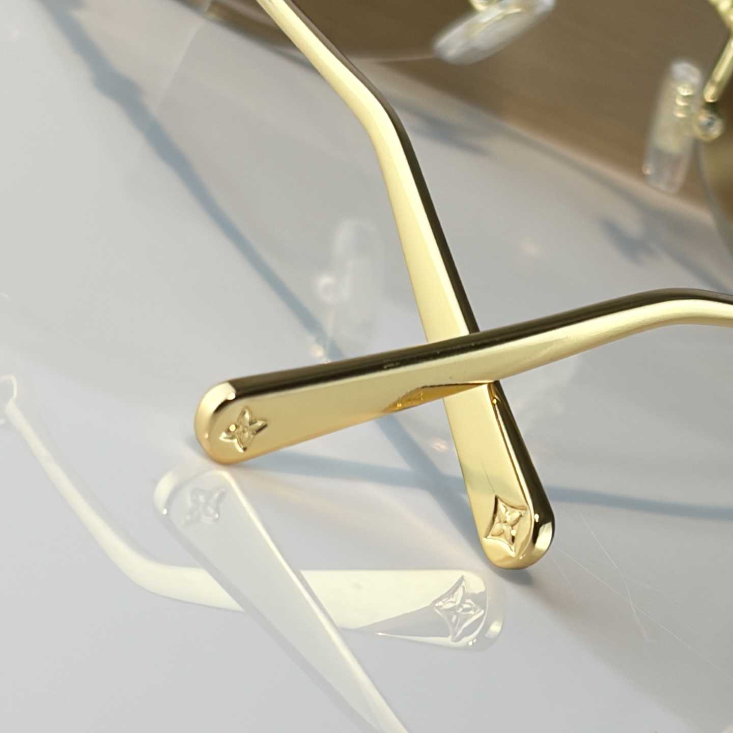 Louis Vuitton Z3166U Sunglasses    - DesignerGu
