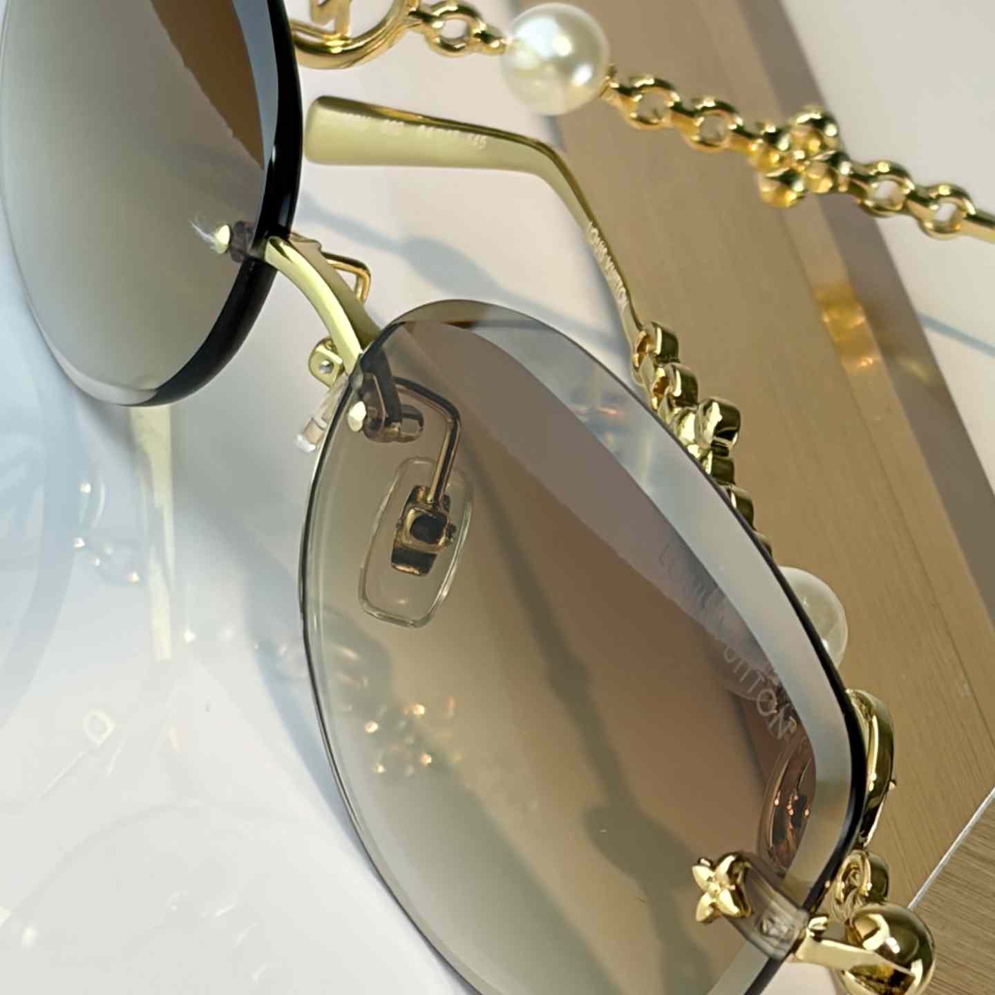 Louis Vuitton Z3166U Sunglasses    - DesignerGu