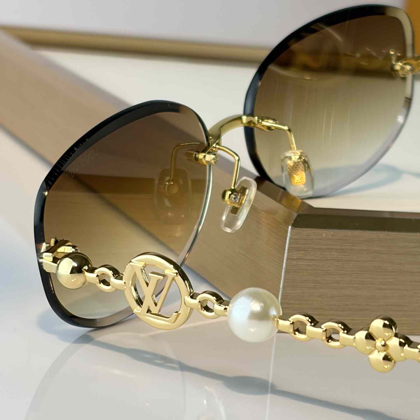 Louis Vuitton Z3166U Sunglasses    - DesignerGu