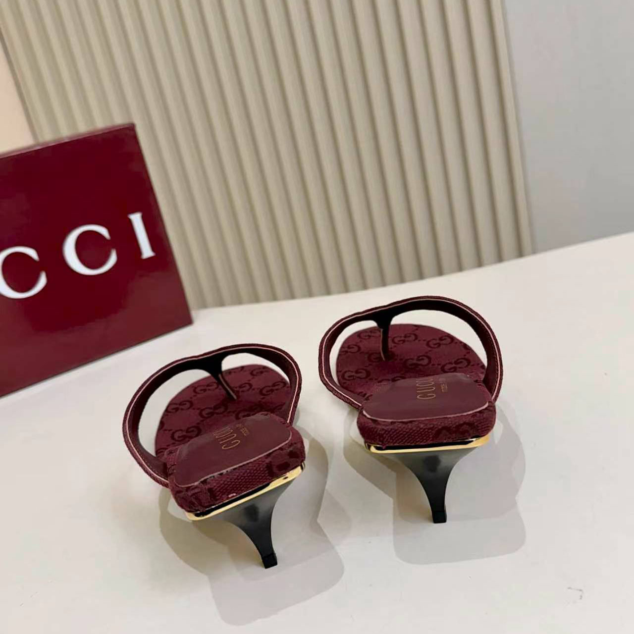 Gucci Vittoria Thong - DesignerGu