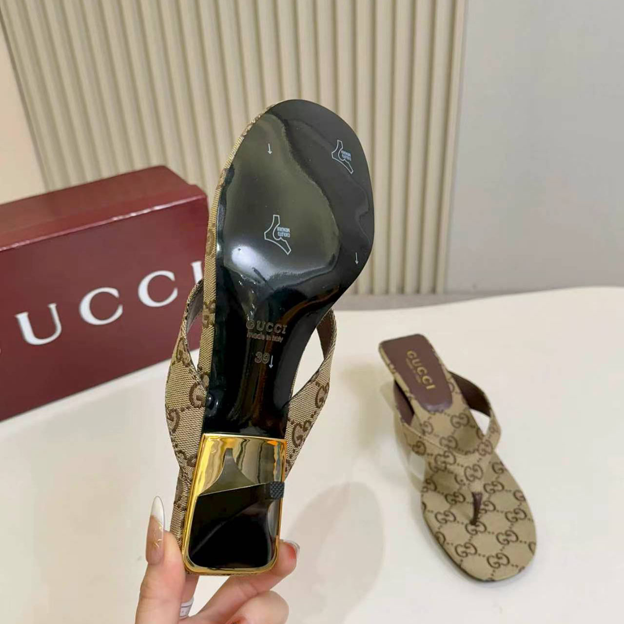 Gucci Vittoria Thong - DesignerGu