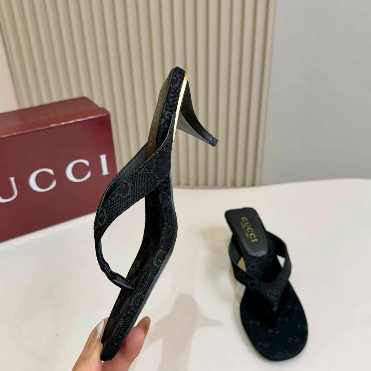 Gucci Vittoria Thong - DesignerGu