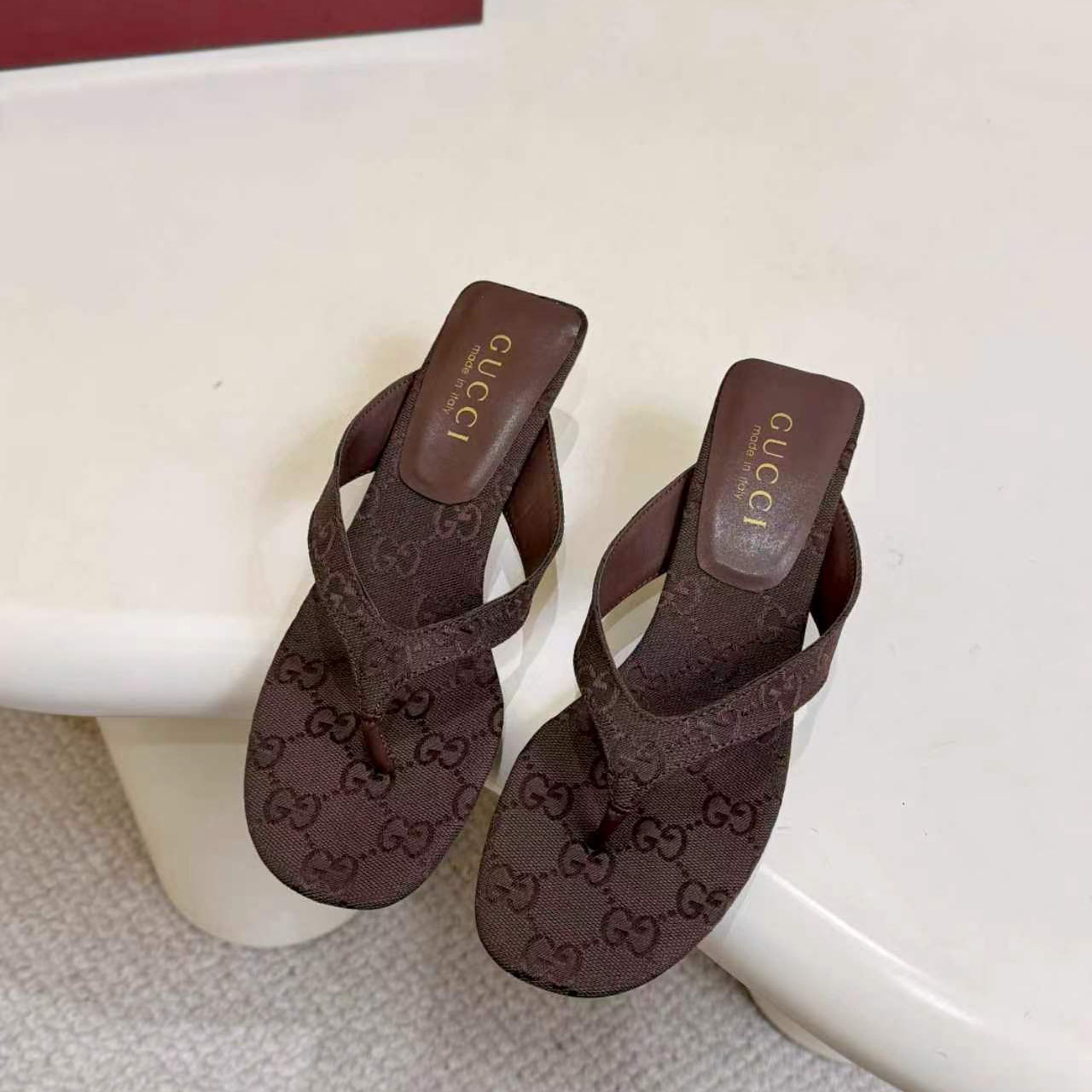 Gucci Vittoria Thong - DesignerGu