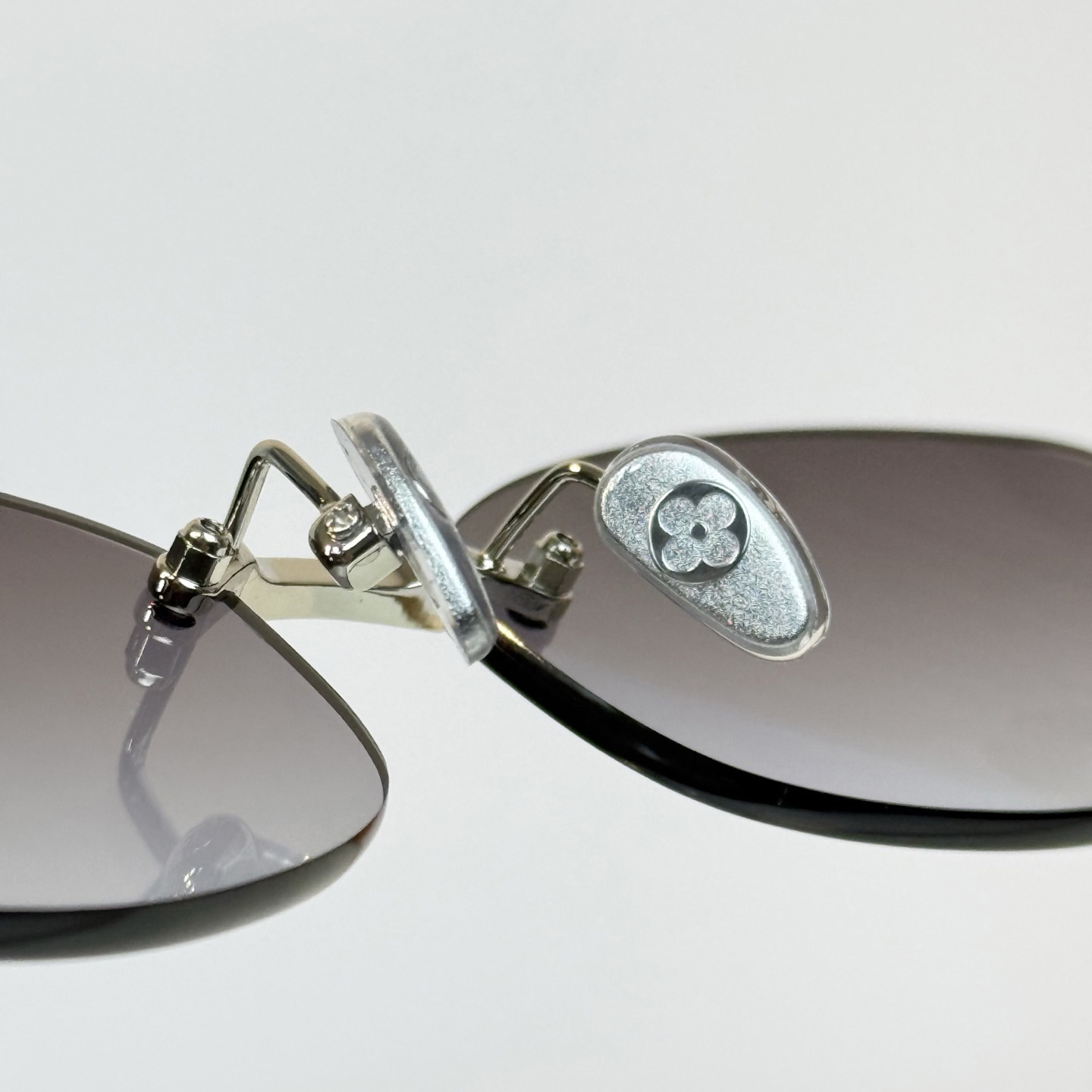 Louis Vuitton Z3186U Sunglasses   - DesignerGu