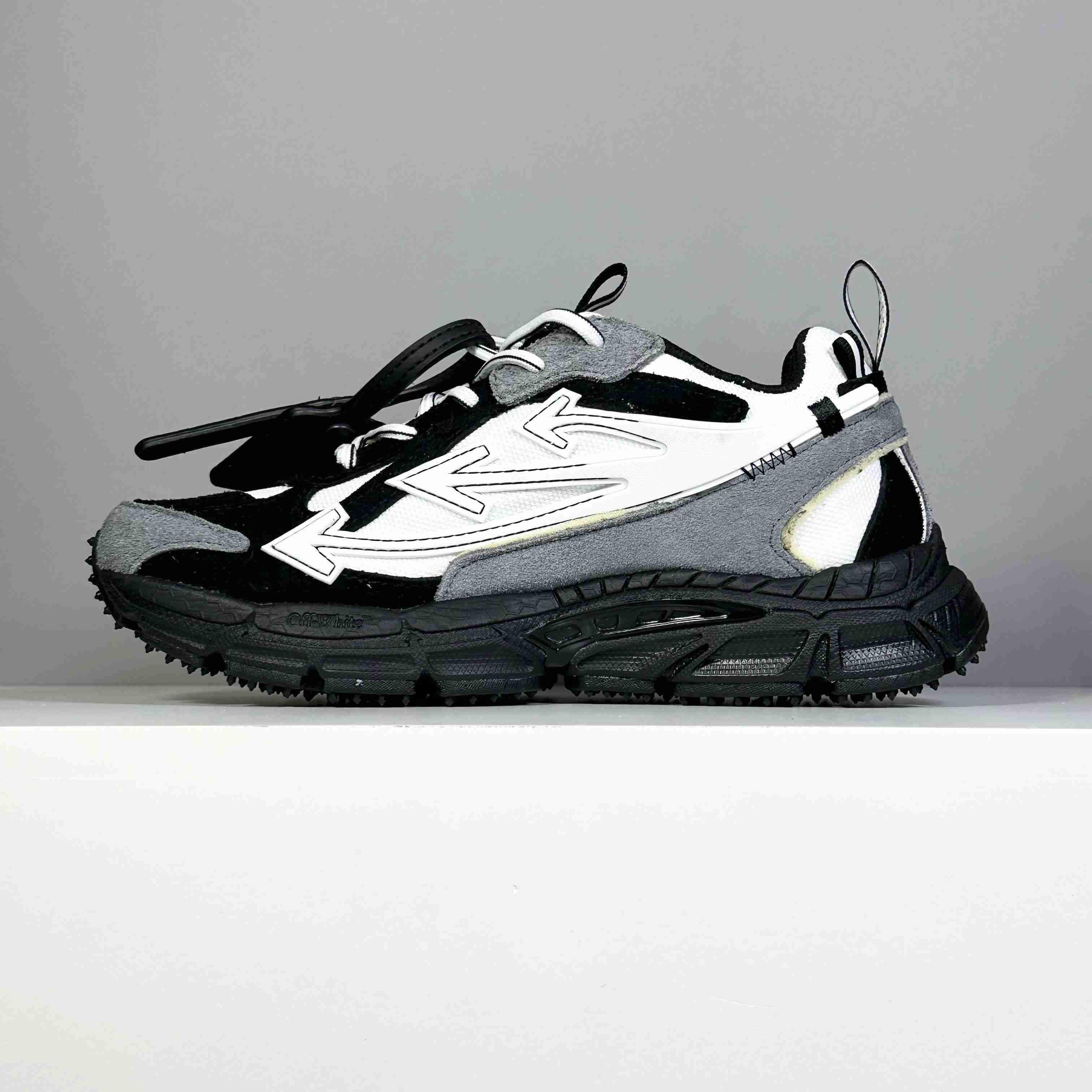 Off-White Black & White 'Be Right Back' Suede Sneakers - DesignerGu