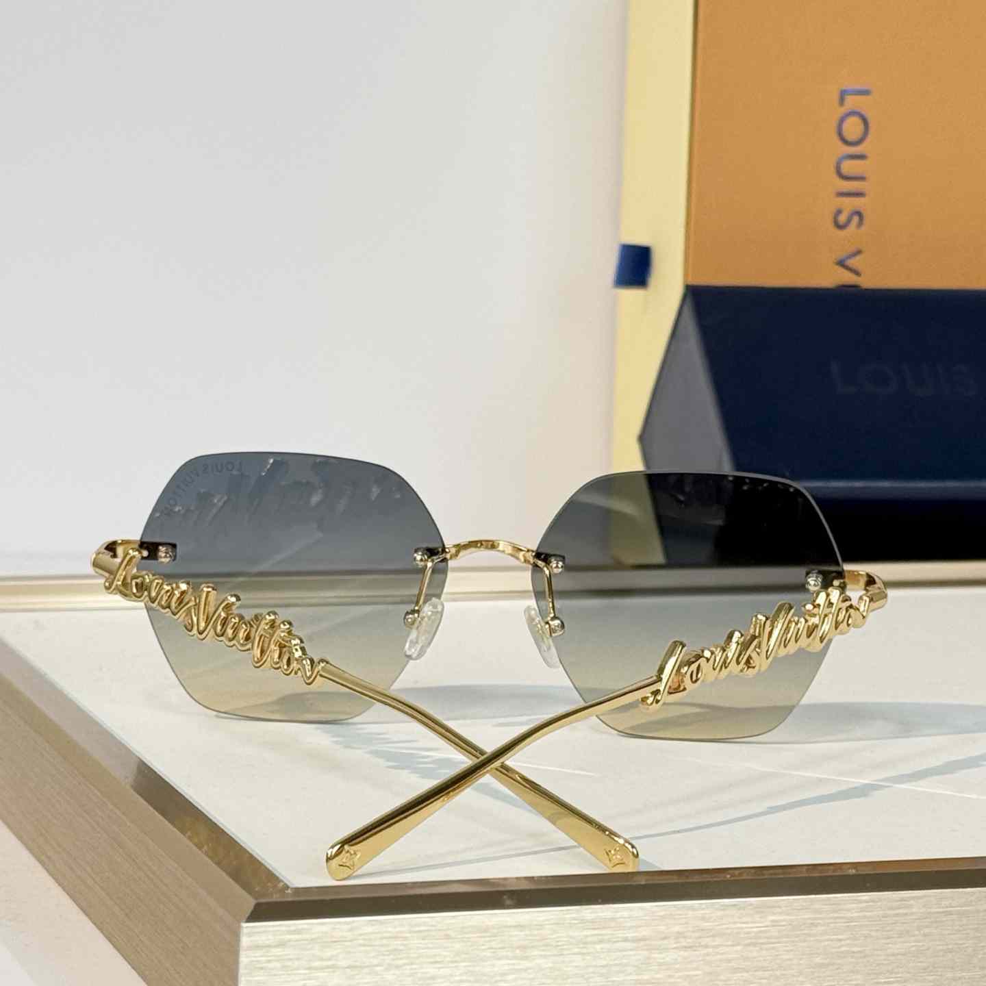 Louis Vuitton Z7310U Sunglasses   - DesignerGu
