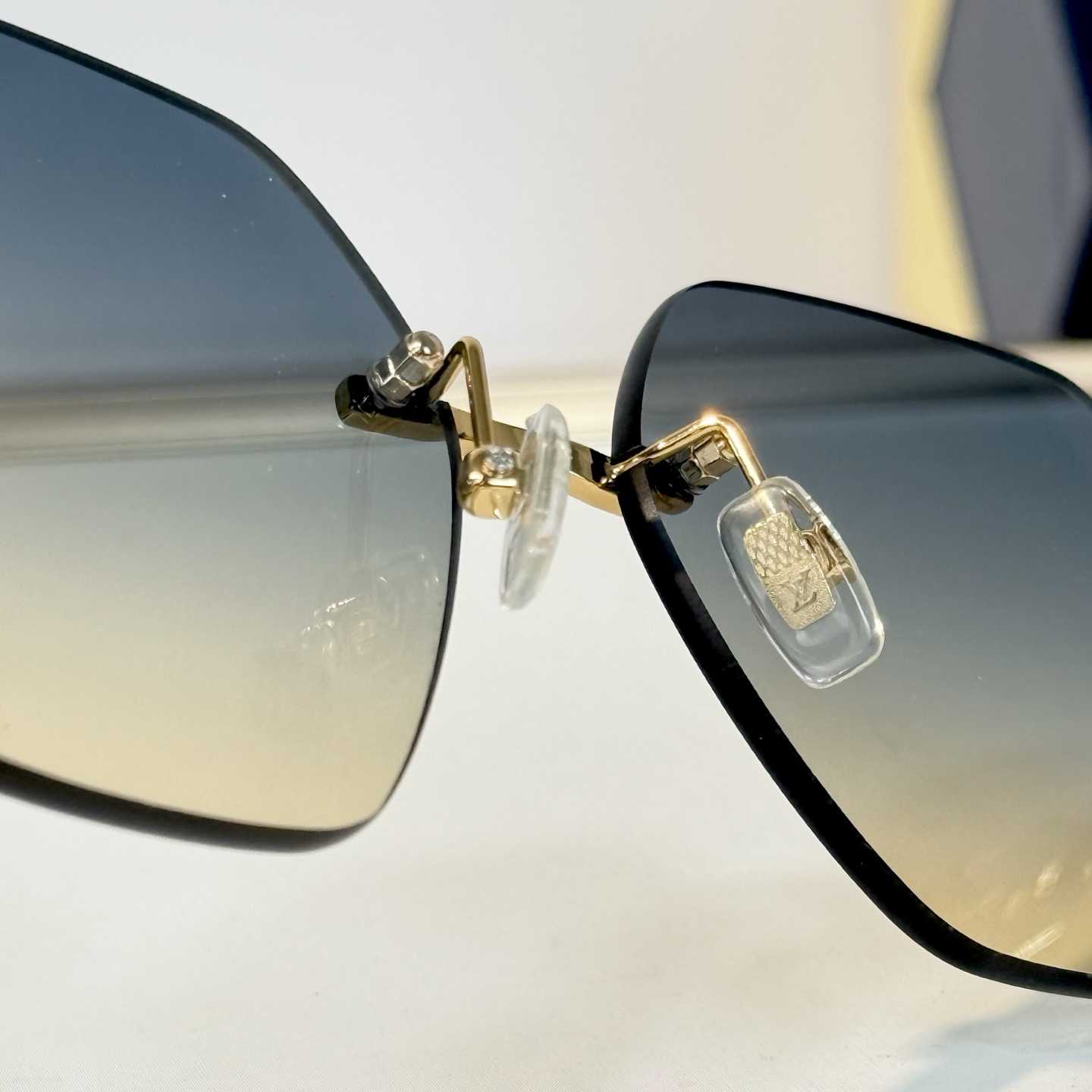 Louis Vuitton Z7310U Sunglasses   - DesignerGu