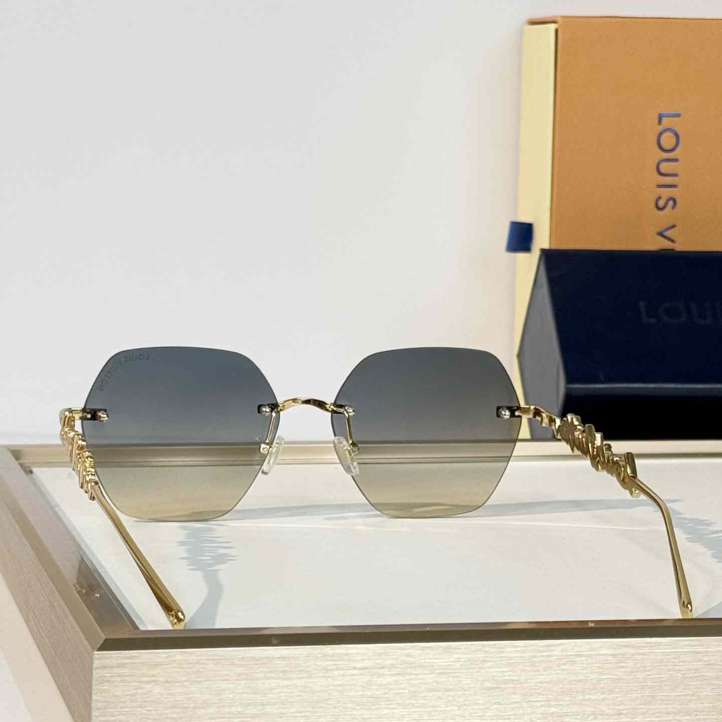 Louis Vuitton Z7310U Sunglasses   - DesignerGu