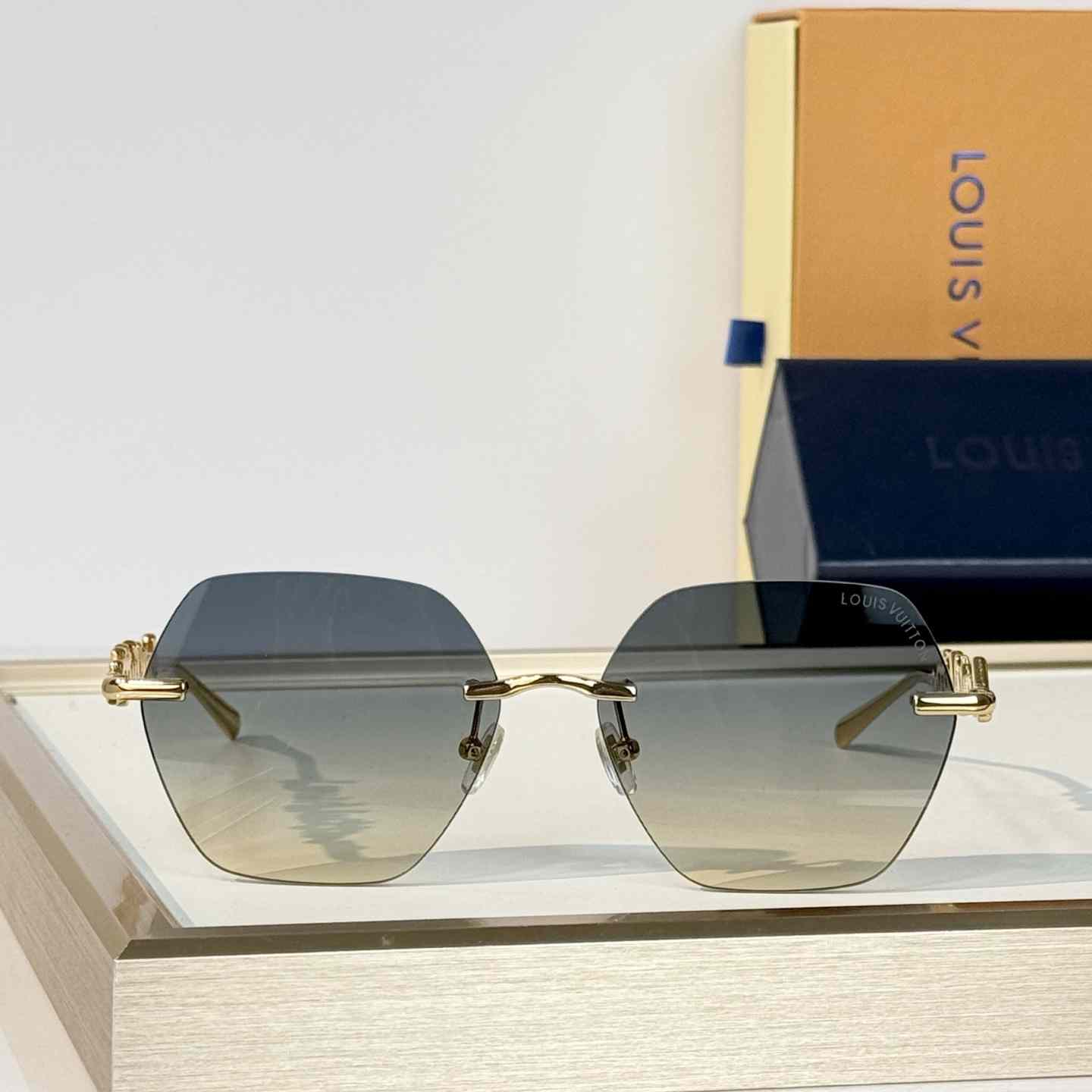 Louis Vuitton Z7310U Sunglasses   - DesignerGu