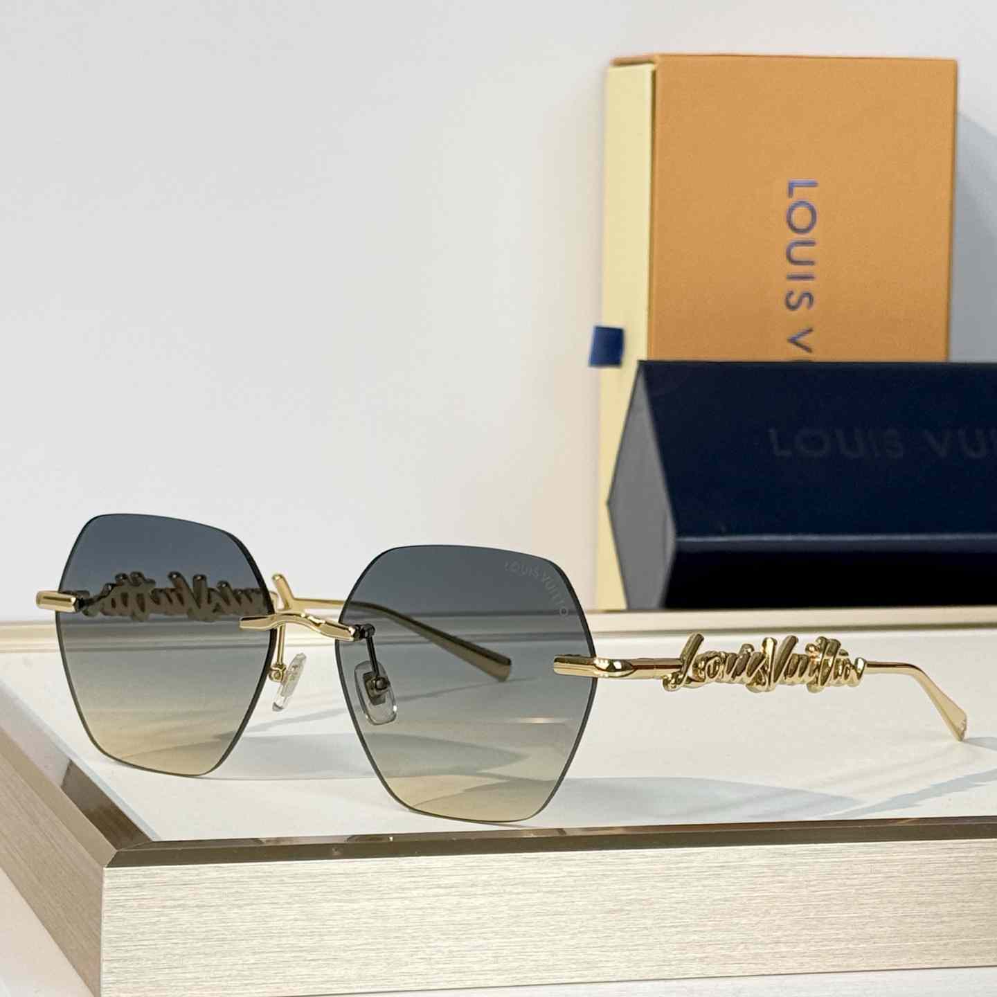 Louis Vuitton Z7310U Sunglasses   - DesignerGu