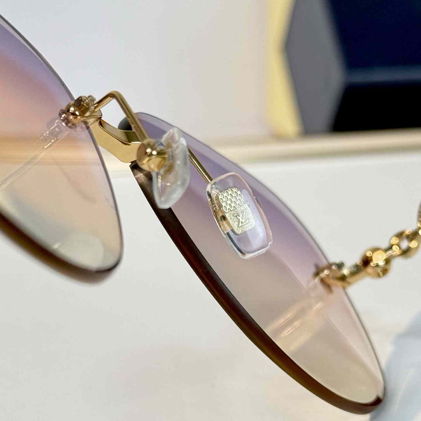 Louis Vuitton Z3168U Sunglasses   - DesignerGu