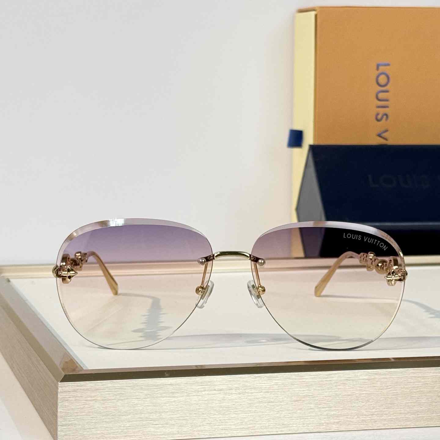 Louis Vuitton Z3168U Sunglasses   - DesignerGu