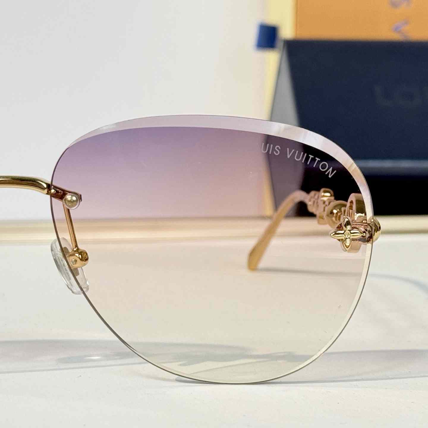 Louis Vuitton Z3168U Sunglasses   - DesignerGu