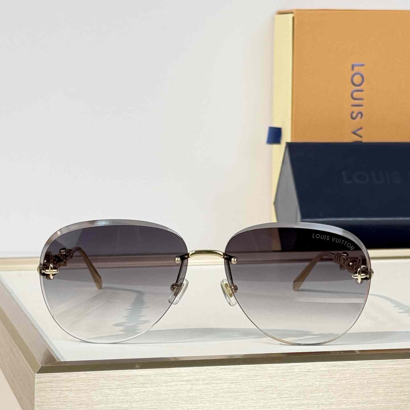 Louis Vuitton Z3168U Sunglasses   - DesignerGu