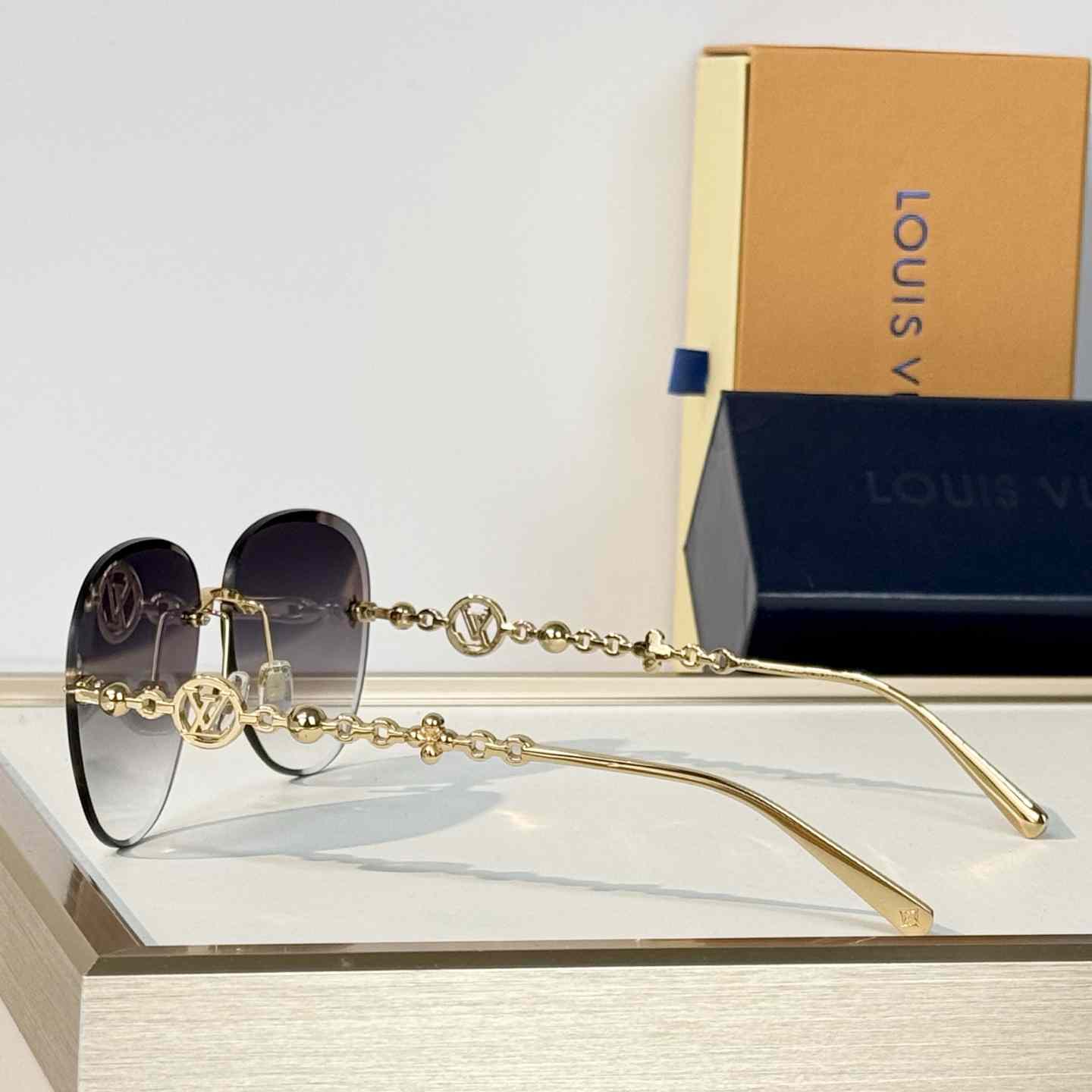Louis Vuitton Z3168U Sunglasses   - DesignerGu