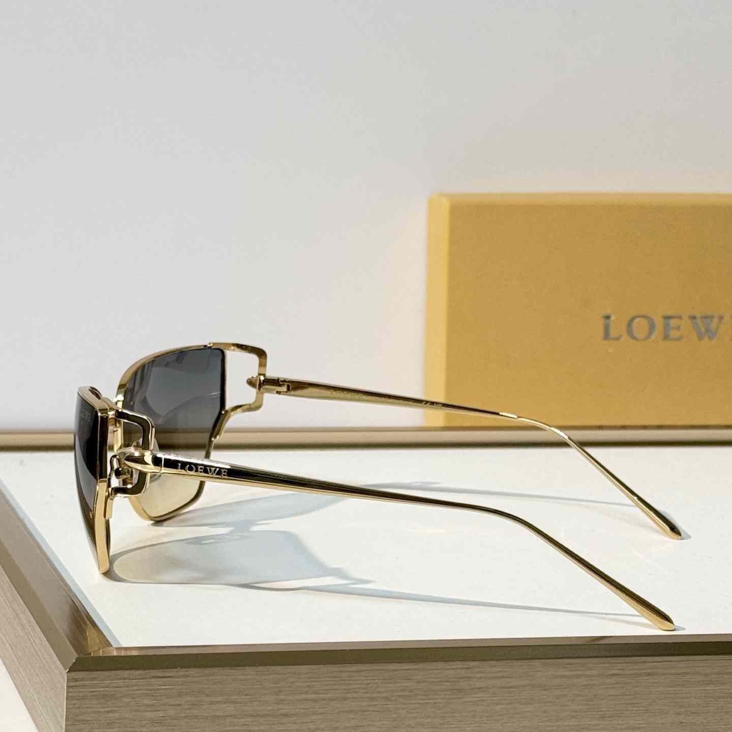 Loewe LW40150U Sunglasses - DesignerGu
