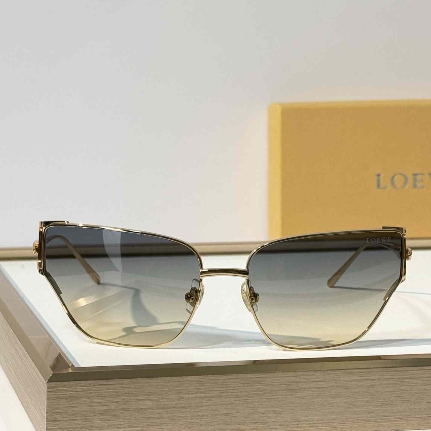 Loewe LW40150U Sunglasses - DesignerGu