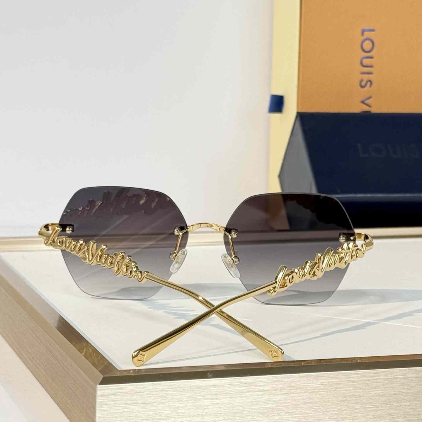 Louis Vuitton Z7310U Sunglasses   - DesignerGu