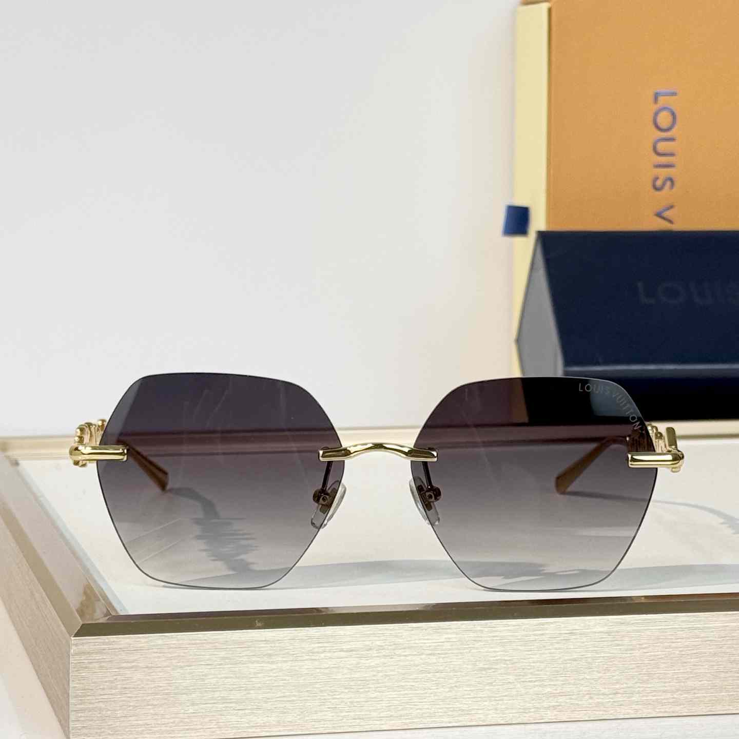Louis Vuitton Z7310U Sunglasses   - DesignerGu