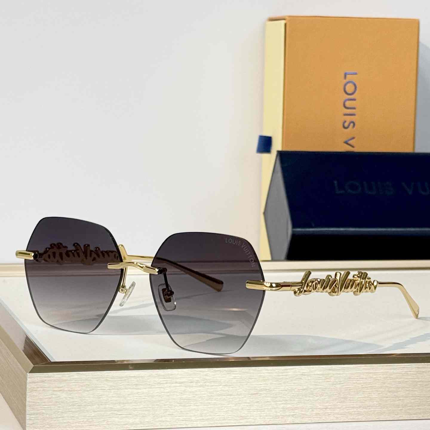 Louis Vuitton Z7310U Sunglasses   - DesignerGu