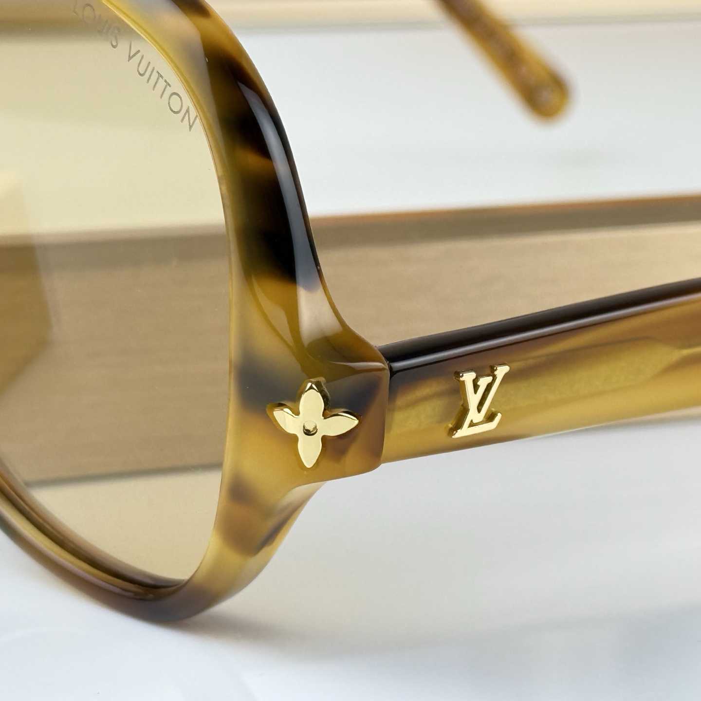 Louis Vuitton Z3476U Sunglasses   - DesignerGu