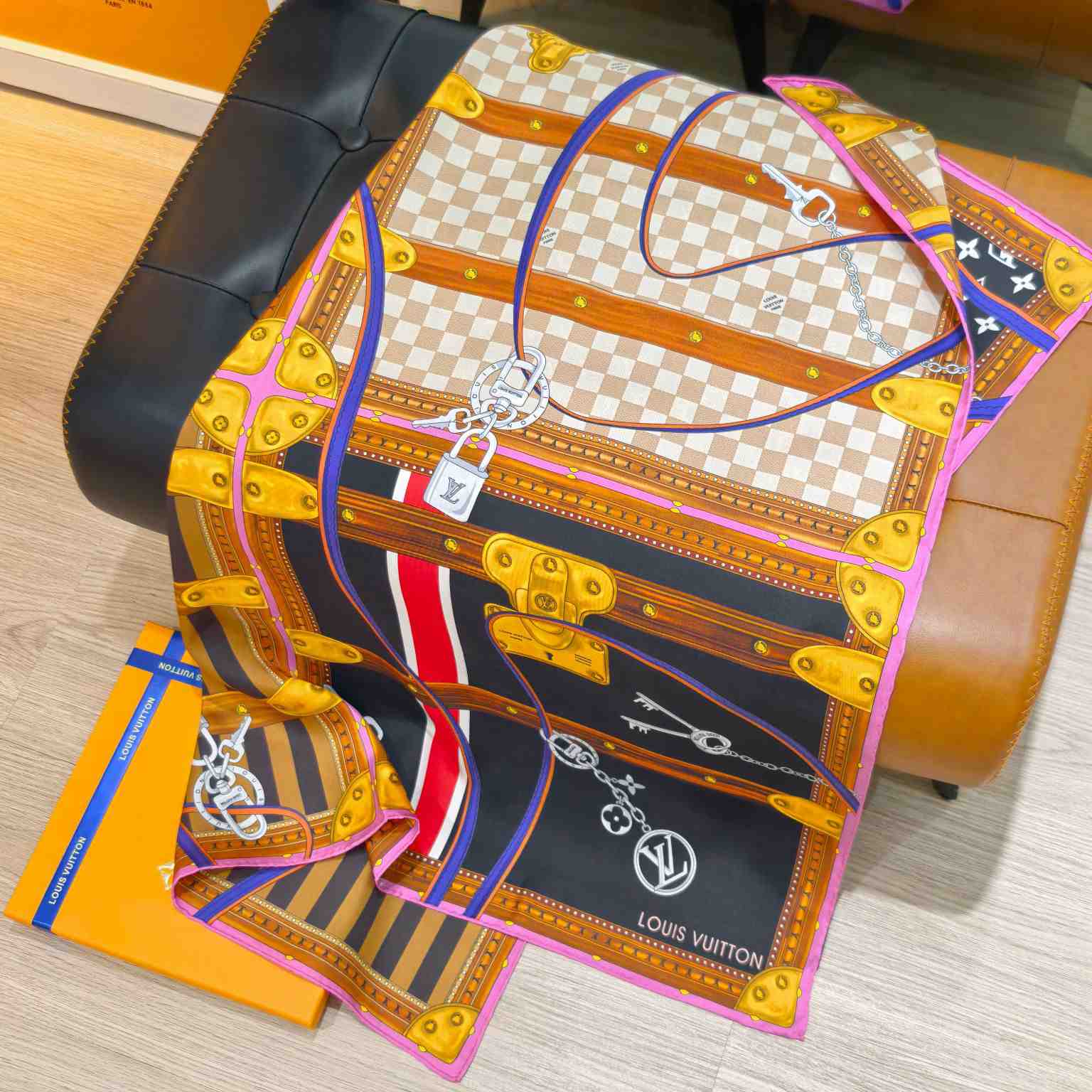 Louis Vuitton Strap And Trunk Square 90 M97865 - DesignerGu