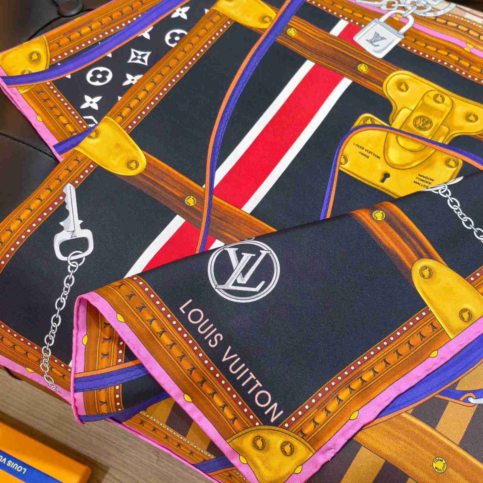 Louis Vuitton Strap And Trunk Square 90 M97865 - DesignerGu