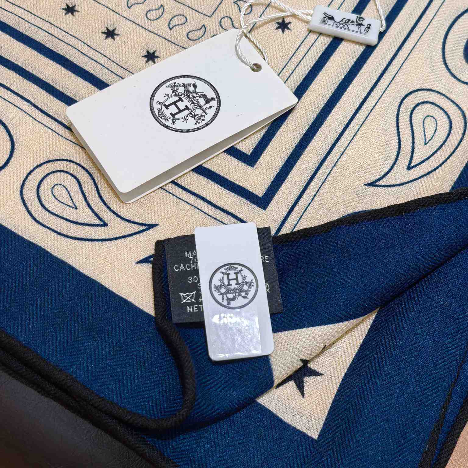 Hermes Grand Apparat Bandana Shawl 140 - DesignerGu